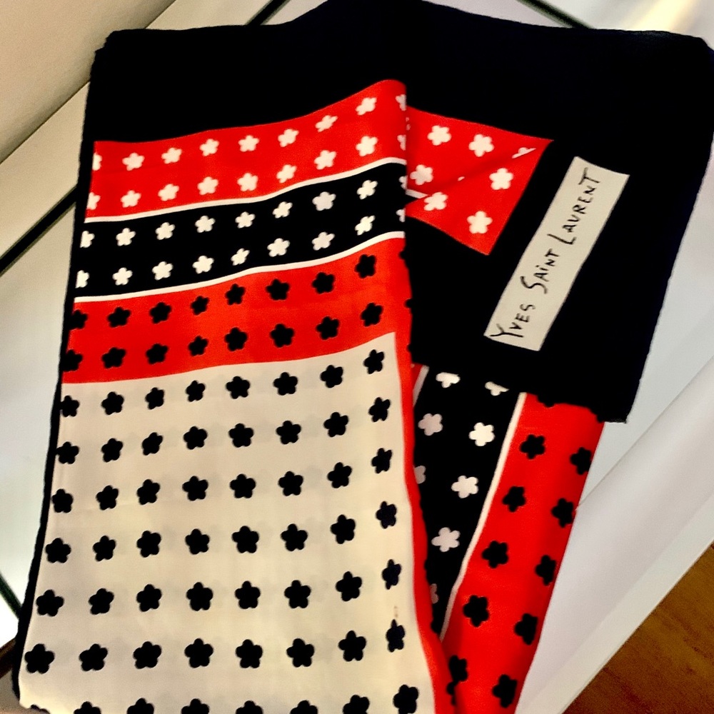 🎈🎈🎈🎀Ysl silk scarf